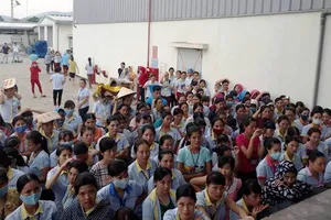 Công nhân đình công vì người thân chết phải báo trước