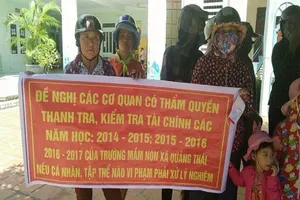 Treo băng rôn, cho con nghỉ học phản đối trường lạm thu