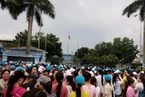 Công nhân đình công vì chỉ có 10 phút ăn cơm