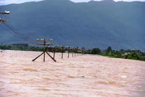 Miền Trung lũ lụt diện rộng, thủy điện ngưng xả lũ 