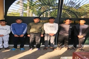 Công an ngăn vụ hỗn chiến bị bắn vào chân