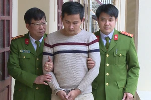 Bịt kín mặt, trộm cả trăm điện thoại trong cửa hàng