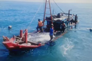 Huy động lực lượng tìm 8 ngư dân mất tích trên biển