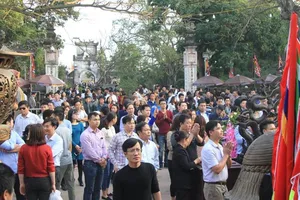 Vạn người hành hương về đền Trần trước giờ khai ấn