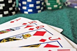 Nhiều con bạc vùng bỏ chạy khi thấy công an