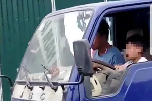 Kinh hãi bé 10 tuổi lái xe tải băng băng trên đường