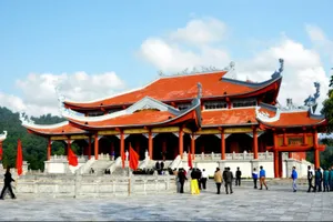 Bị yêu cầu kiểm điểm vì xây thừa nhà vệ sinh