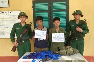 2 thanh niên mang heroin, súng vượt biên vào Việt Nam