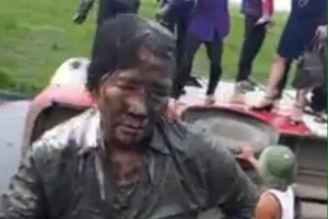 Tránh xe ngược chiều, xe bus cùng hàng chục người 'tắm bùn'