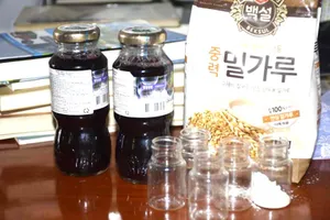 Uống nước đỏ, bột màu để nhập 'Hội Thánh Đức Chúa Trời'