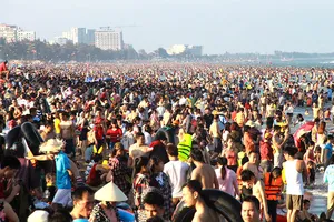 Cả vạn người đổ về Sầm Sơn 