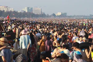 Du khách bị 'cắt cổ' với giá giữ xe trên trời ở Sầm Sơn 