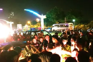 Tông xe máy điện, tài xế nhập viện vì bị đánh