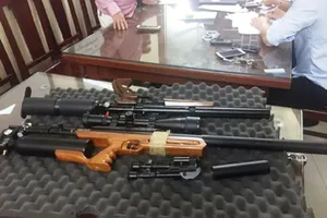 Thanh niên vác súng đi bắn chim bị phạt 15 triệu đồng