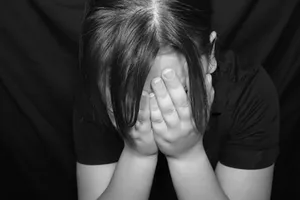 Bé gái 15 tuổi tố giác bị ông hàng xóm 51 tuổi hãm hiếp 