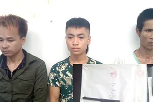 Giắt súng, mang 2kg ma túy đá xuyên biên giới