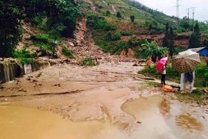 Lũ cuốn 4 người trong một gia đình mất tích