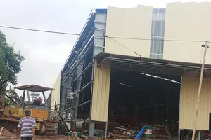 Tường rào công ty đổ sập, 2 công nhân chết thảm