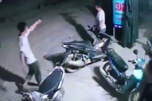 Trưởng công an xã nổ súng liên tiếp ở quán ăn đêm