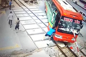 Tài xế ô tô đâm gác chắn tàu bị giữ bằng trước khi gây tai nạn