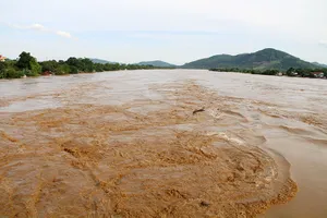 Lũ chia cắt, cô lập 10.000 hộ dân Thanh Hóa