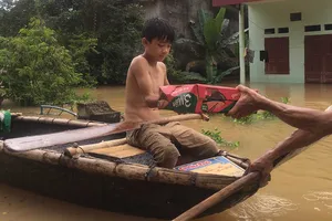 Tình người trong cơn lũ dữ ở Thanh Hóa