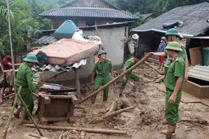 Những chiến sĩ công an giúp dân trong lũ dữ Mường Lát