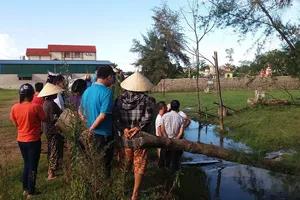 Đưa thi thể bé trai đến trụ sở đòi phường nhận trách nhiệm