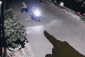 Cảnh sát mật phục bắt kẻ ném chất bẩn vào nhà con nợ