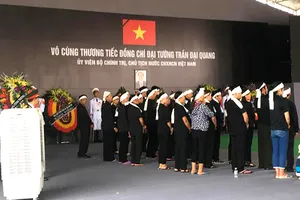 Người dân Ninh Bình đến viếng Chủ tịch nước Trần Đại Quang 