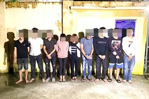 Gần chục nam nữ chơi ma túy trong quán karaoke