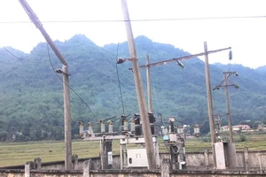 Xe tải cài số lùi, cả huyện Mường Lát mất điện