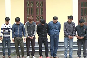 Đột kích sới bạc giữa sông, bắt giữ 16 người