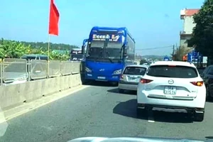 Tước bằng lái 2 tháng tài xế xe khách chạy ngược chiều 