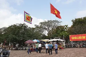 Đền Trần trước giờ khai ấn, trời nắng đẹp nhưng vắng du khách