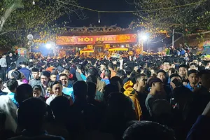 Biển người chen lấn trong đêm Khai ấn đền Trần 