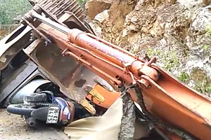 Máy múc bất ngờ rơi từ xe tải đè chết người đi đường