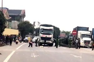 Bé gái 3 tuổi qua đường bị xe tải đụng tử vong