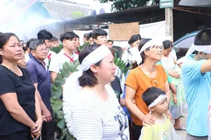 Đẫm nước mắt tiễn 8 học sinh đuối nước ở Hòa Bình