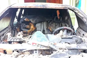 Người đốt ô tô nhà hàng xóm ra đầu thú