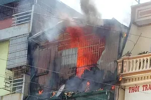 Ngôi nhà 4 tầng kinh doanh thiết bị điện bốc cháy dữ dội 