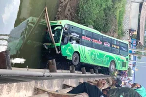 Xe khách lao xuống sông, nhiều người thương vong
