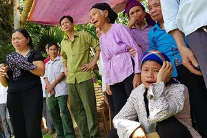 Người dân, đồng đội thương khóc tiễn biệt Thiếu tá Vi Văn Nhất