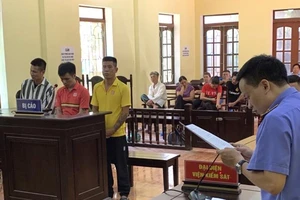 Tát nữ nhân viên hàng không vì... xin chụp hình không cho