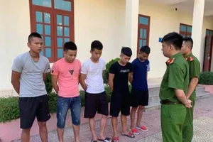 Cả chục thanh niên chặn xe khách ném đá