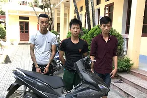 Trộm cửa sắt ở nghĩa trang, ba đối tượng bị cảnh sát bắt giữ