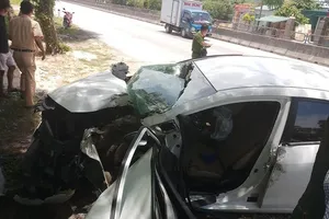 Ô tô lao vào gốc cây, 3 người bị thương