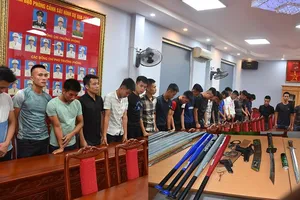 Hàng chục người giải quyết mâu thuẫn bằng kiếm, súng 