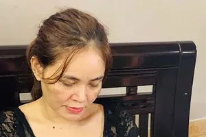 Nữ tội phạm ma túy thủ súng K45 cố thủ trong nhà