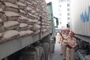 Truy tìm tài xế húc thẳng tổ cảnh sát giao thông rồi bỏ trốn